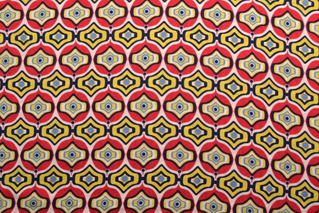 VISKOSE STOF MED RØDT OG GULT GEOMETRISK BUE PRINT – LET FALD & ELEGANT MAT GLANS