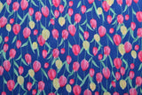 BLÅT VISKOSE STOF MED TULIPAN PRINT – LET FALD & ELEGANT MAT GLANS
