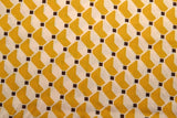 RÅHVIDT VISKOSE STOF MED GULT GEOMETRISK PRINT – LET FALD & ELEGANT MAT GLANS