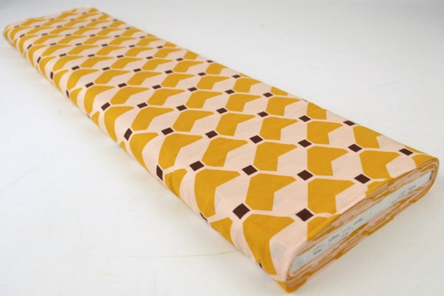 RÅHVIDT VISKOSE STOF MED GULT GEOMETRISK PRINT – LET FALD & ELEGANT MAT GLANS