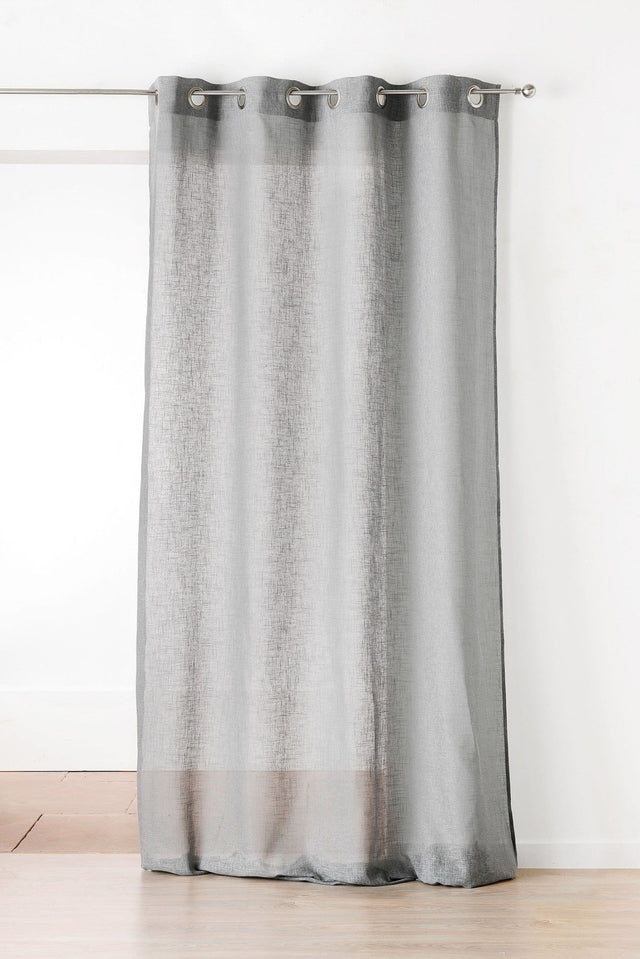Lys grå semi-transparent voile i linnedlook — hængende som gardin