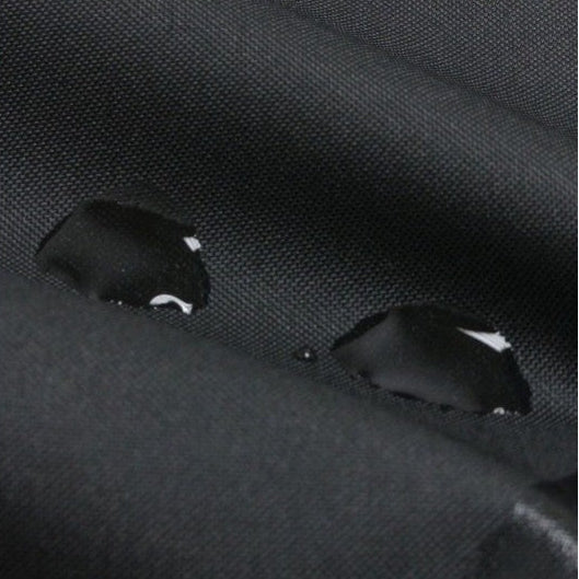 LYSERØD VANDTÆT CANVAS – KRAFTIG, SLIDSTÆRK & LET AT RENGØRE